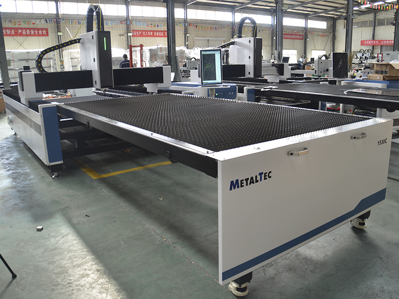 Лазерный станок для резки металла MetalTec 1530C (3000W, ручная смена столов)