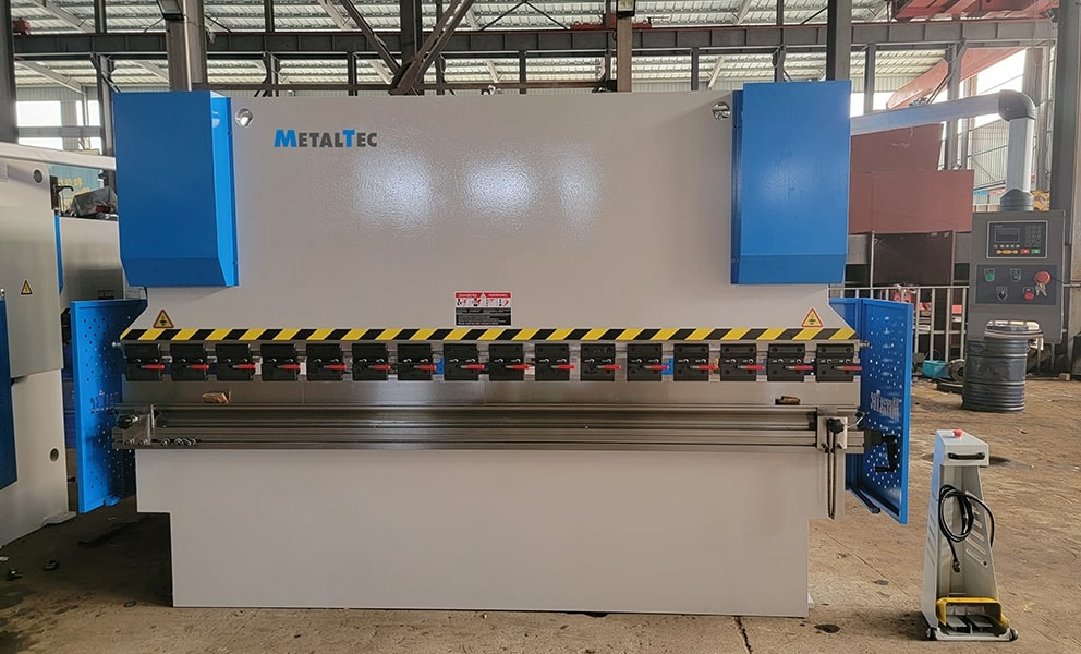 Листогибочный гидравлический пресс MetalTec HBM 125/3200M (Е22, ручная компенсация прогиба, инвертор заднего упора)