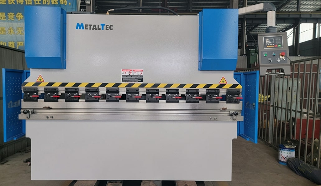 Листогибочный гидравлический пресс MetalTec HBM 63/2500 (Е22, инвертор заднего упора)